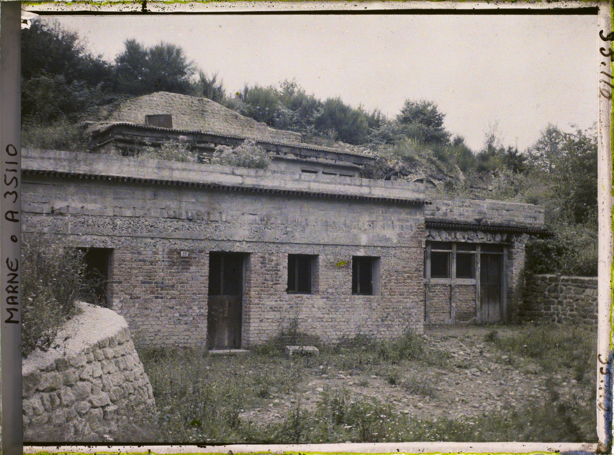 Image représentant France, Binarville (Meuse), Ancien poste de commandement allemand :  abri de l'Etat major Commandant  le secteur de Servon Binarville Abri classé par les Beaux Arts