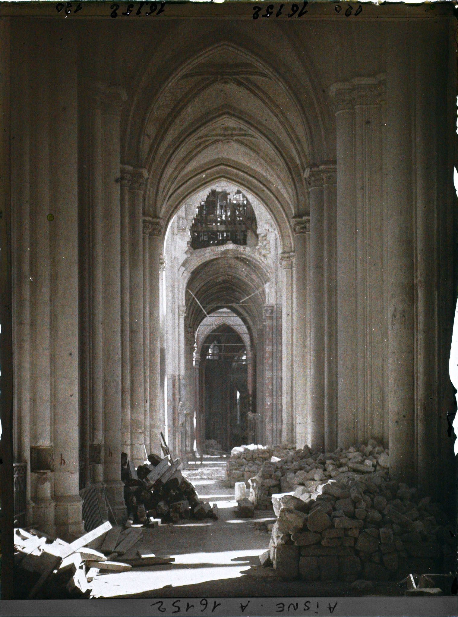 Image représentant France, St Quentin, La nef latérale gauche