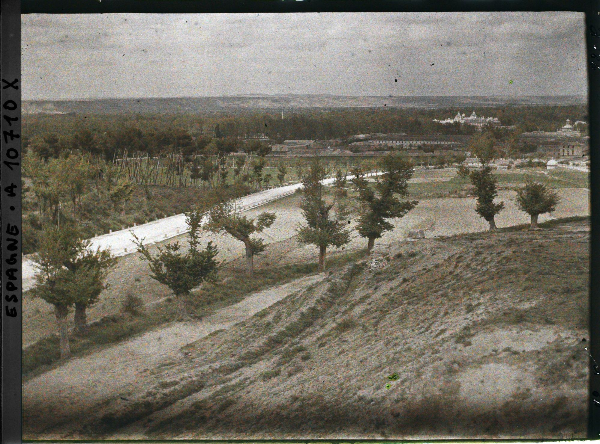 Image représentant Espagne, Aranjuez, Vue prise sur la Véga d'Aranjuez vers le Sud Ouest le Palais à dr, la vallée du Tage boisée et les hauts plateaux de la rive gauche