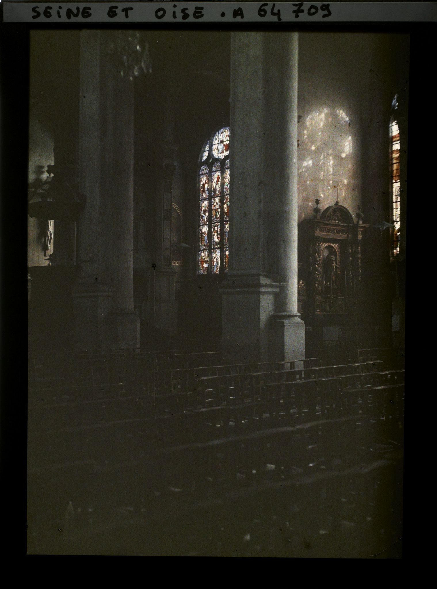 Image représentant Ile de France, Pontoise, Cathédrale St Maclou - Chapelle de la vierge - Effets de projections de vitraux