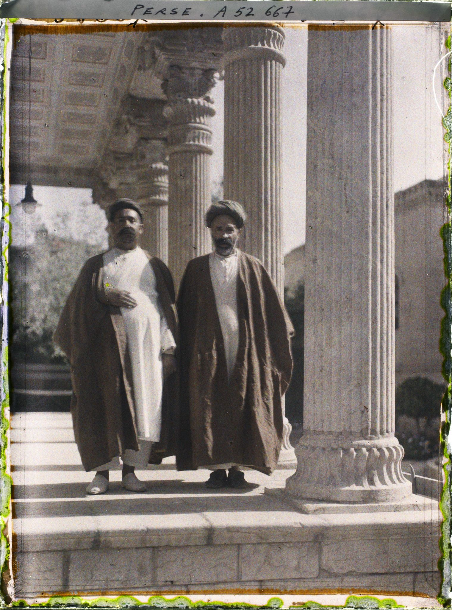 Image représentant Deux guèbres (zoroastriens) devant leur temple