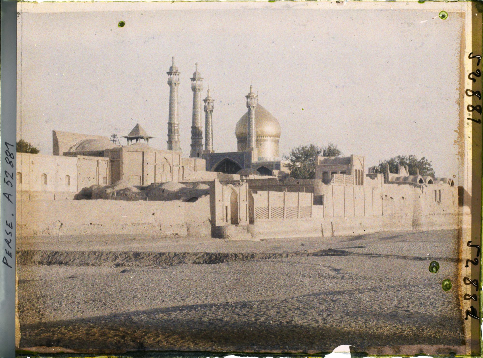 Image représentant Le sanctuaire de Fatima Masoumeh au crépuscule