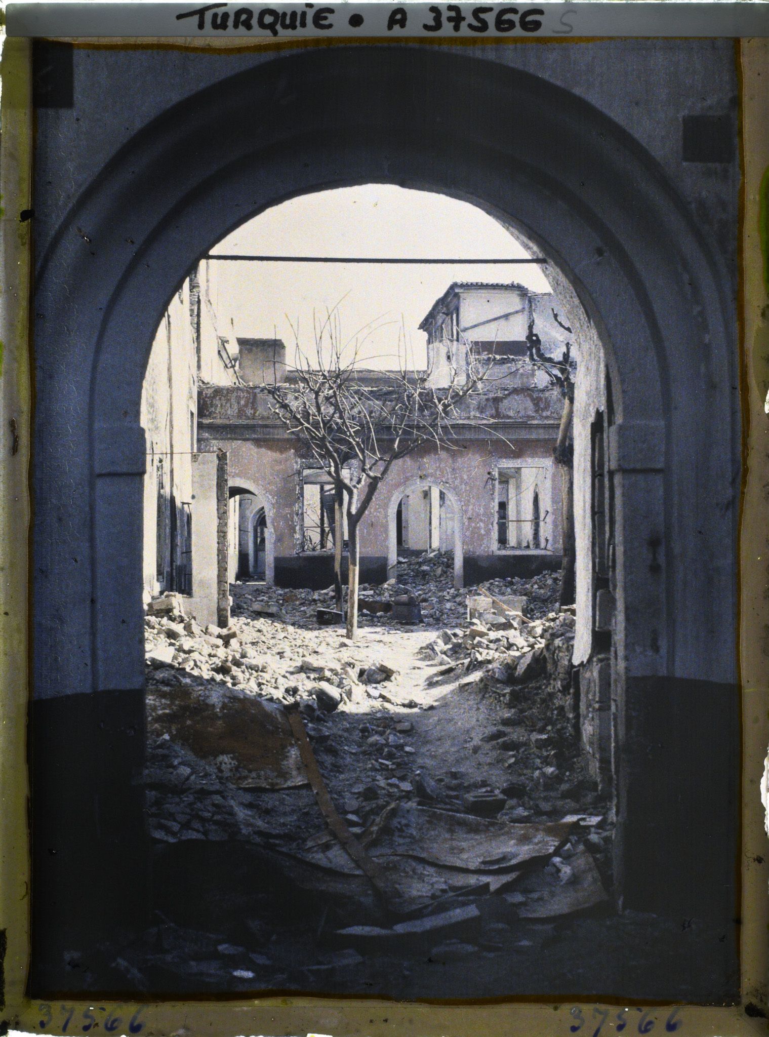 Image représentant Quartier arménien et grec. La cour d'un bâtiment endommagé à travers un porche (Maison de la Prudence)