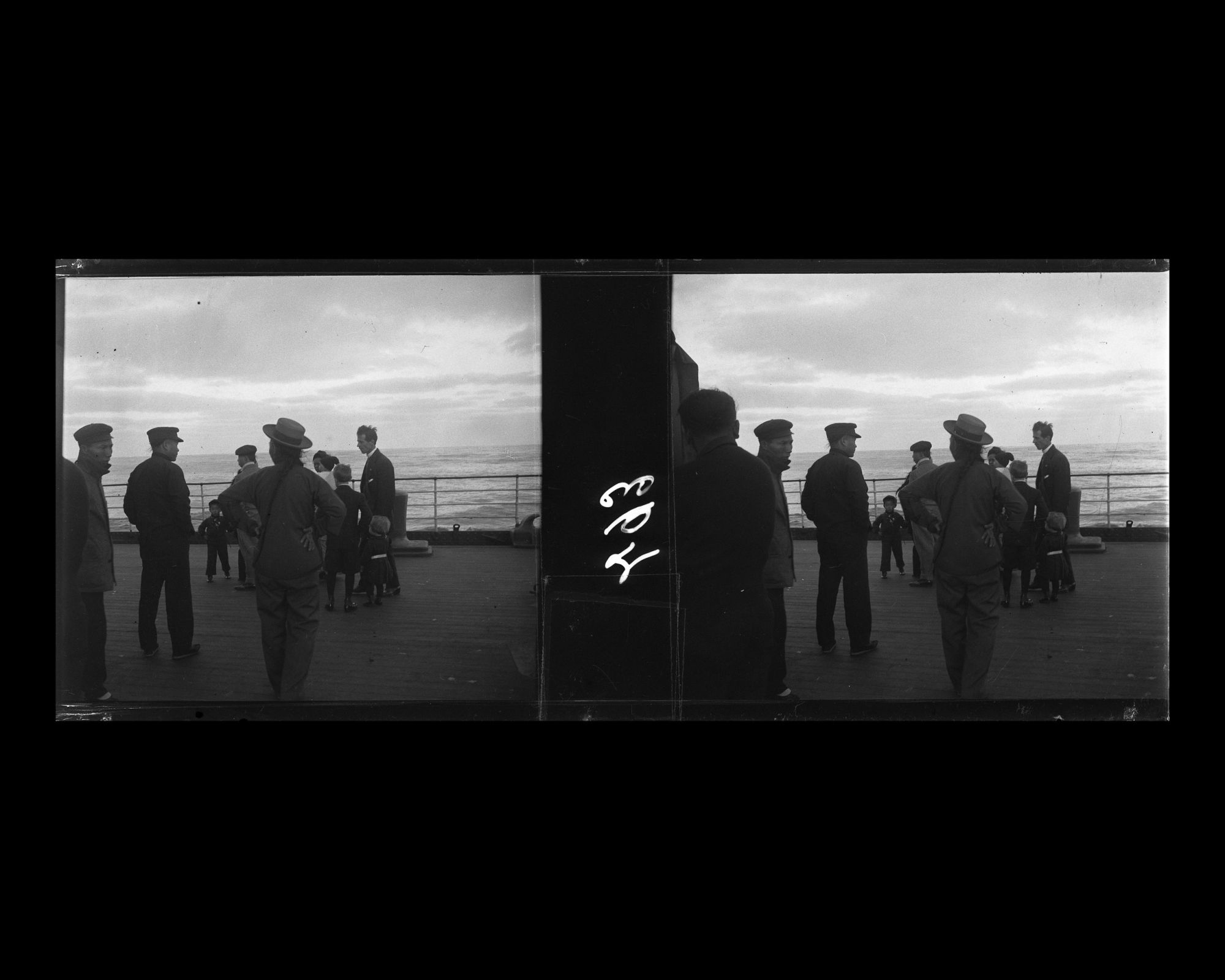 Image représentant Passagers et membres d'équipage chinois sur le pont