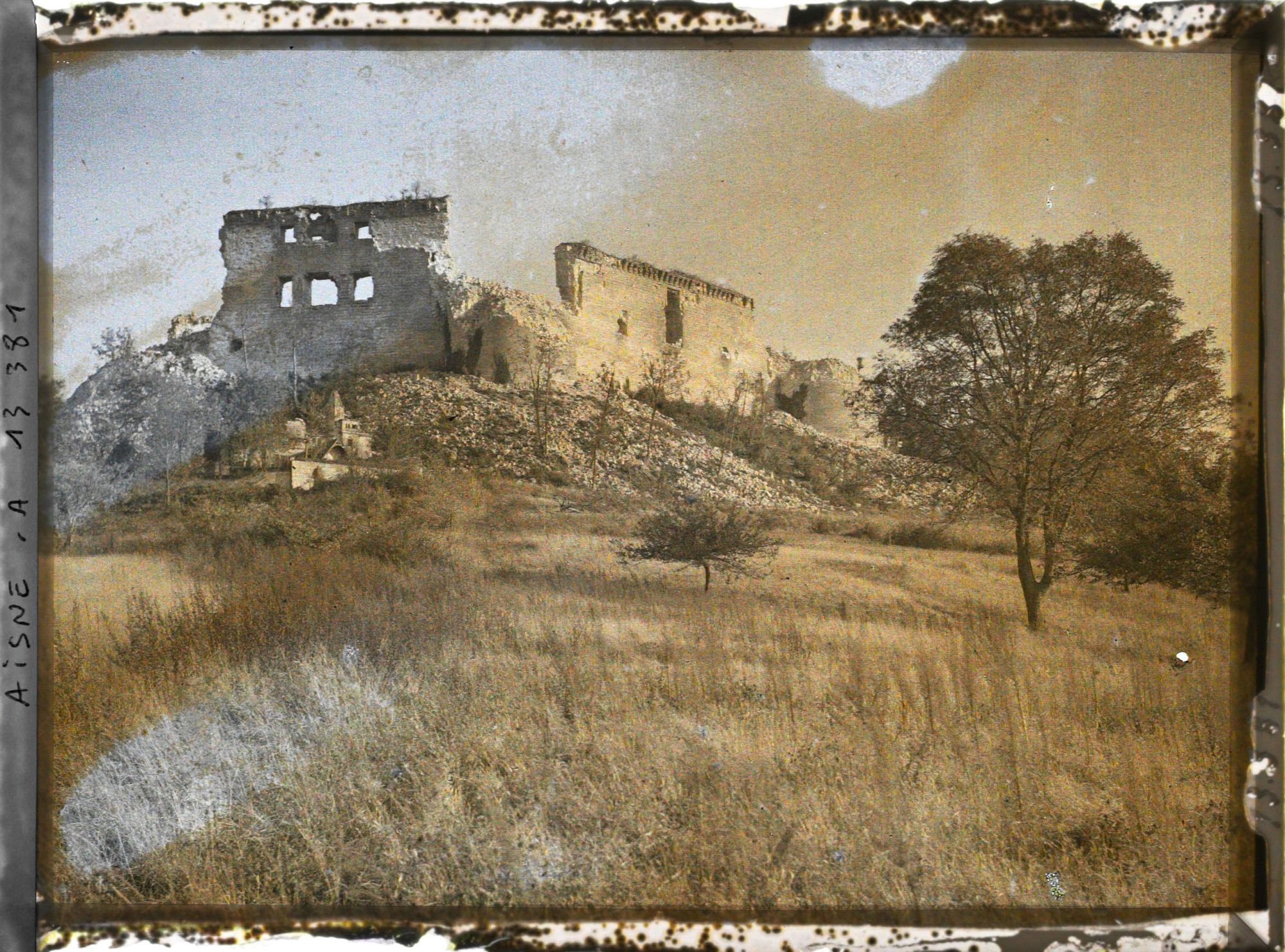 Image représentant France, Coucy le Chau, Ruines du Chau
