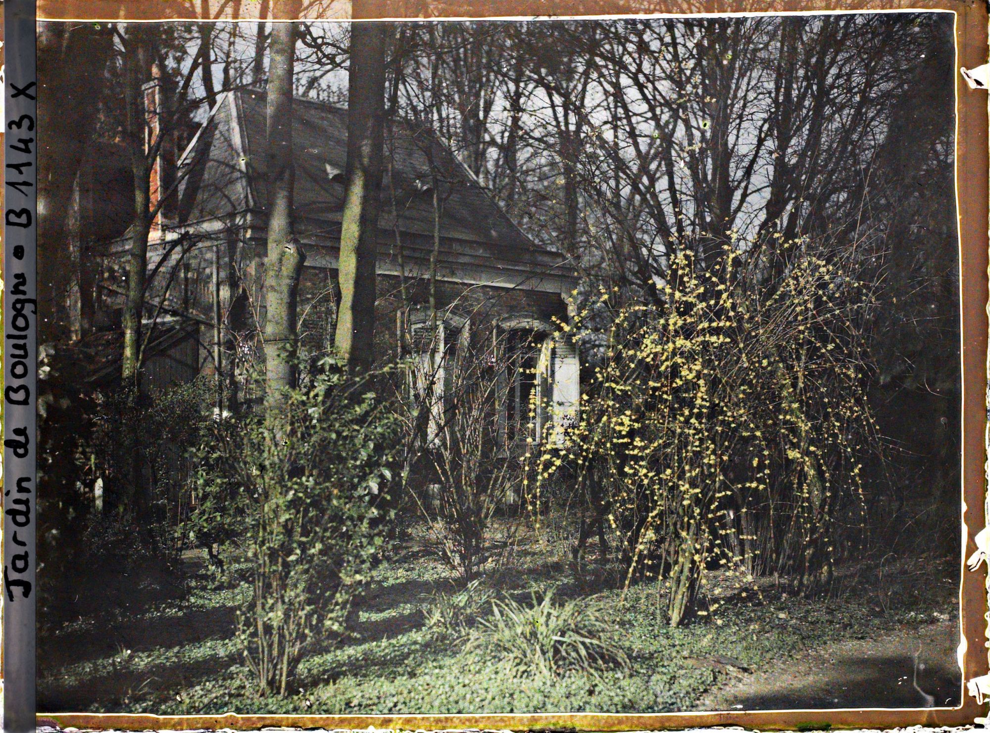 Image représentant Partie voisine du "Laboratoire des Archives de la Planète" avant sa transformation (entre 1924 et 1930) en "Salle des Plaques" (côté est)