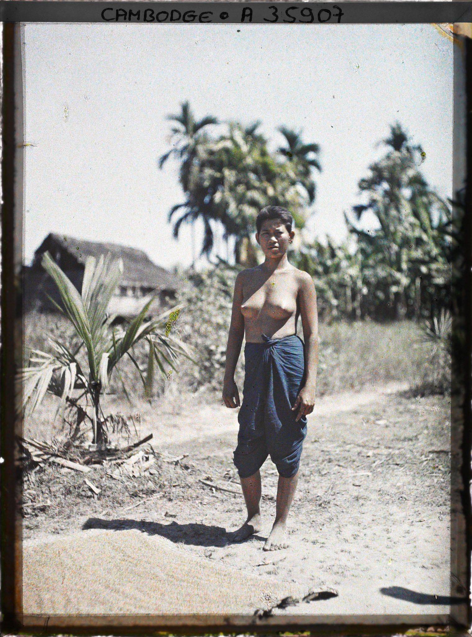 Image représentant Une jeune femme torse nu en sampot