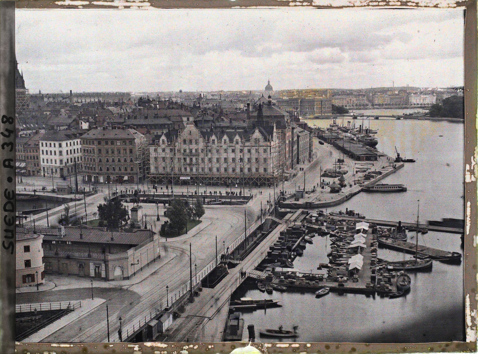 Image représentant Vue prise de l'ascenseur Katarinahissen vers le Slussplanen (pont des Écluses)