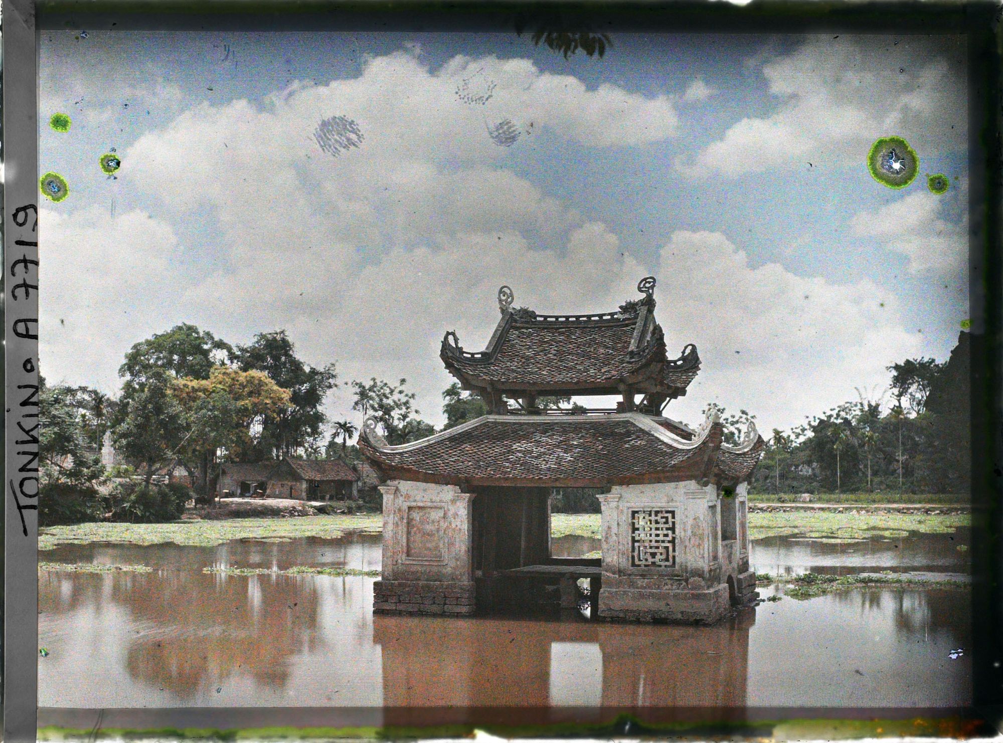 Image représentant Le pagodon de la pagode Thay dite également de la " Félicité céleste " (Thien Phuc), située au pied du récif calcaire Sai-so'n