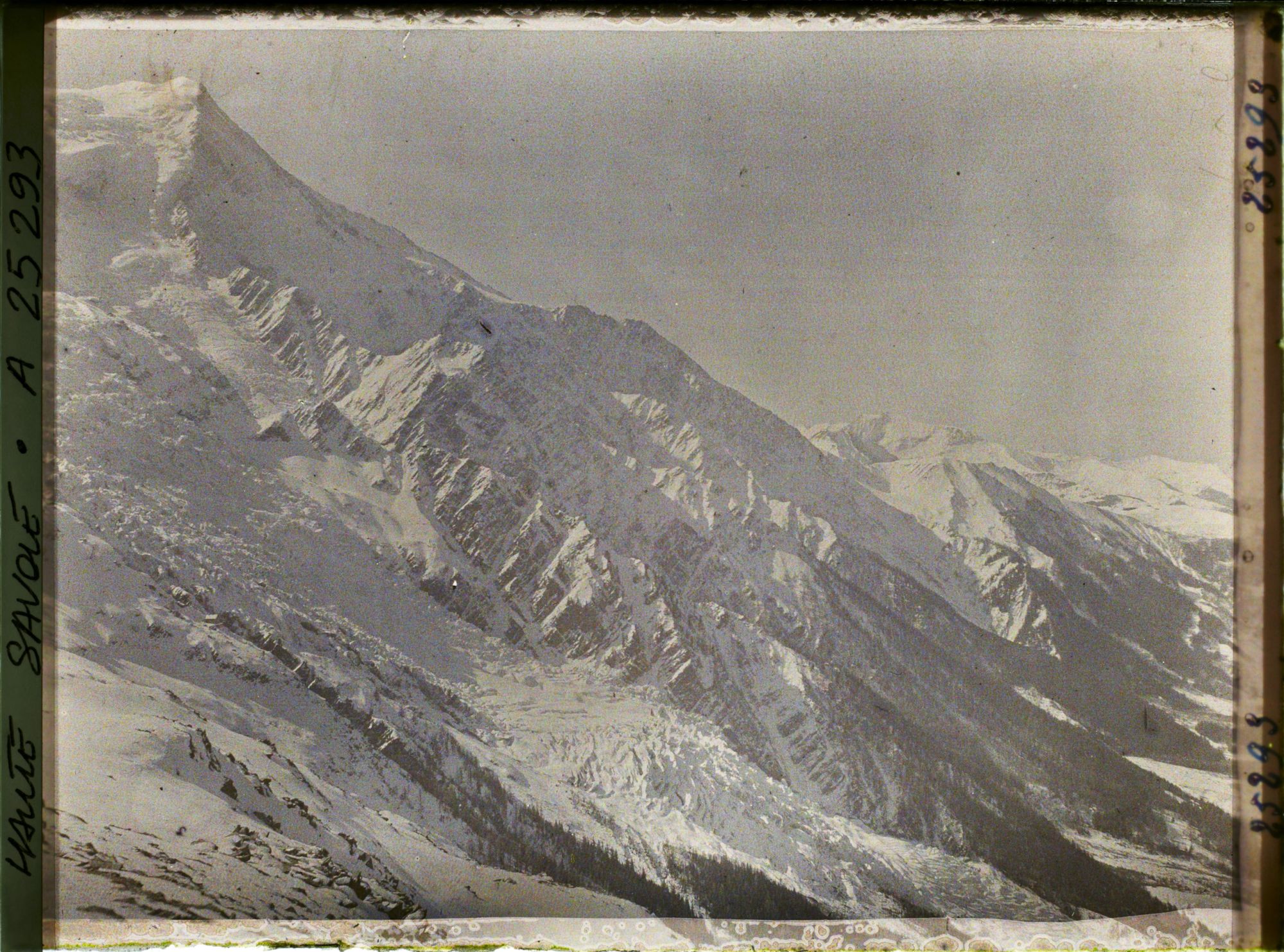 Image représentant France Les Alpes, Le Plan de l'aiguille, L'aige du Gouter, les Rochers des Rognes, le Mt Joly, le Mt Lachat et le Glacier inférieur des Bossons