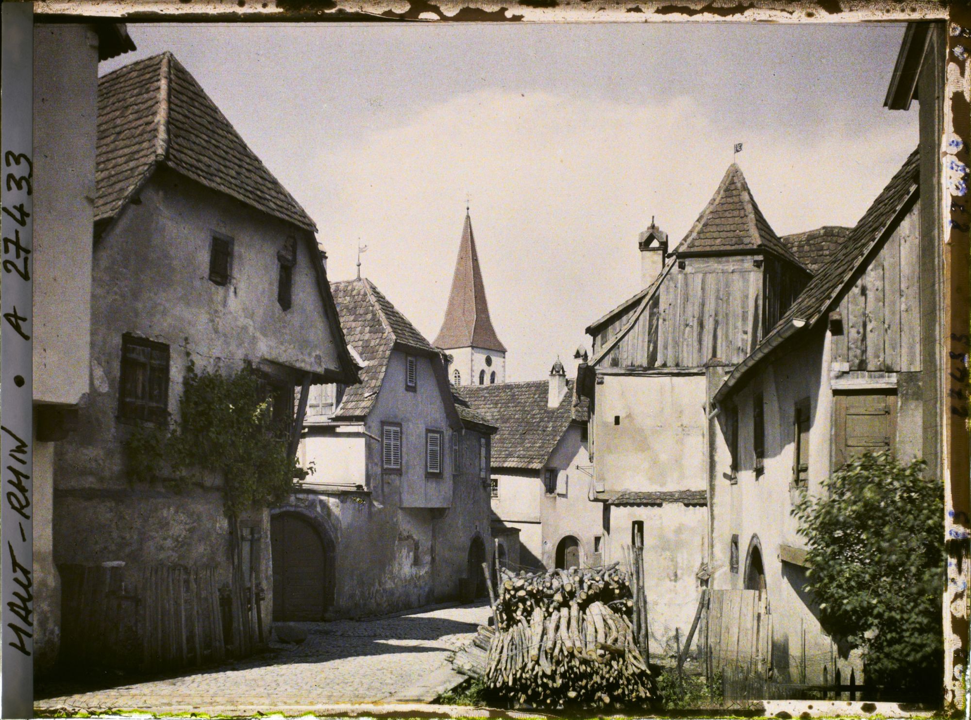Image représentant France, Ammerschwihr, Un coin du village près de l'Eglise