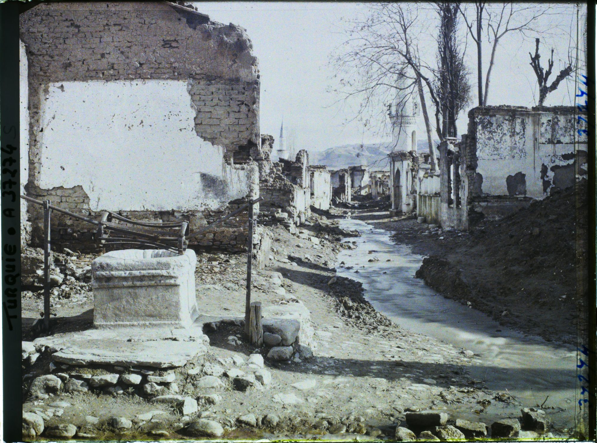 Image représentant Ruines dans le quartier de Suk-Kuyu