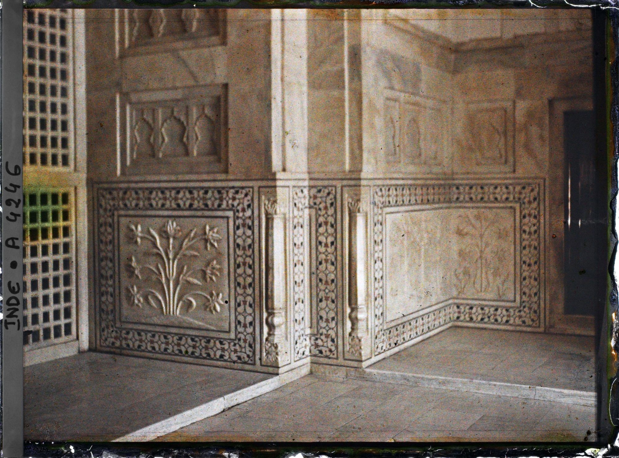 Image représentant Décor mural représentant des fleurs de marbre ciselé encadrées de frises en pietra dura de l'un des vestibules du Taj Mahal