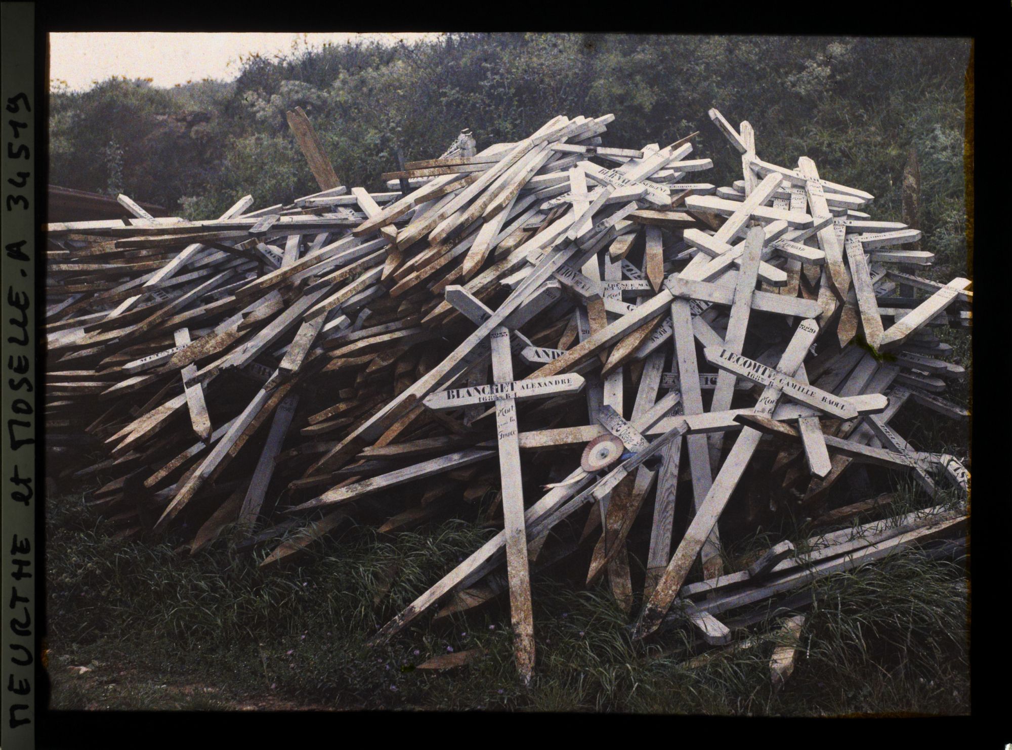 Image représentant France, Bois Le Prêtre, Grand tas formé des Croix des tombes des exhumés du Pétant