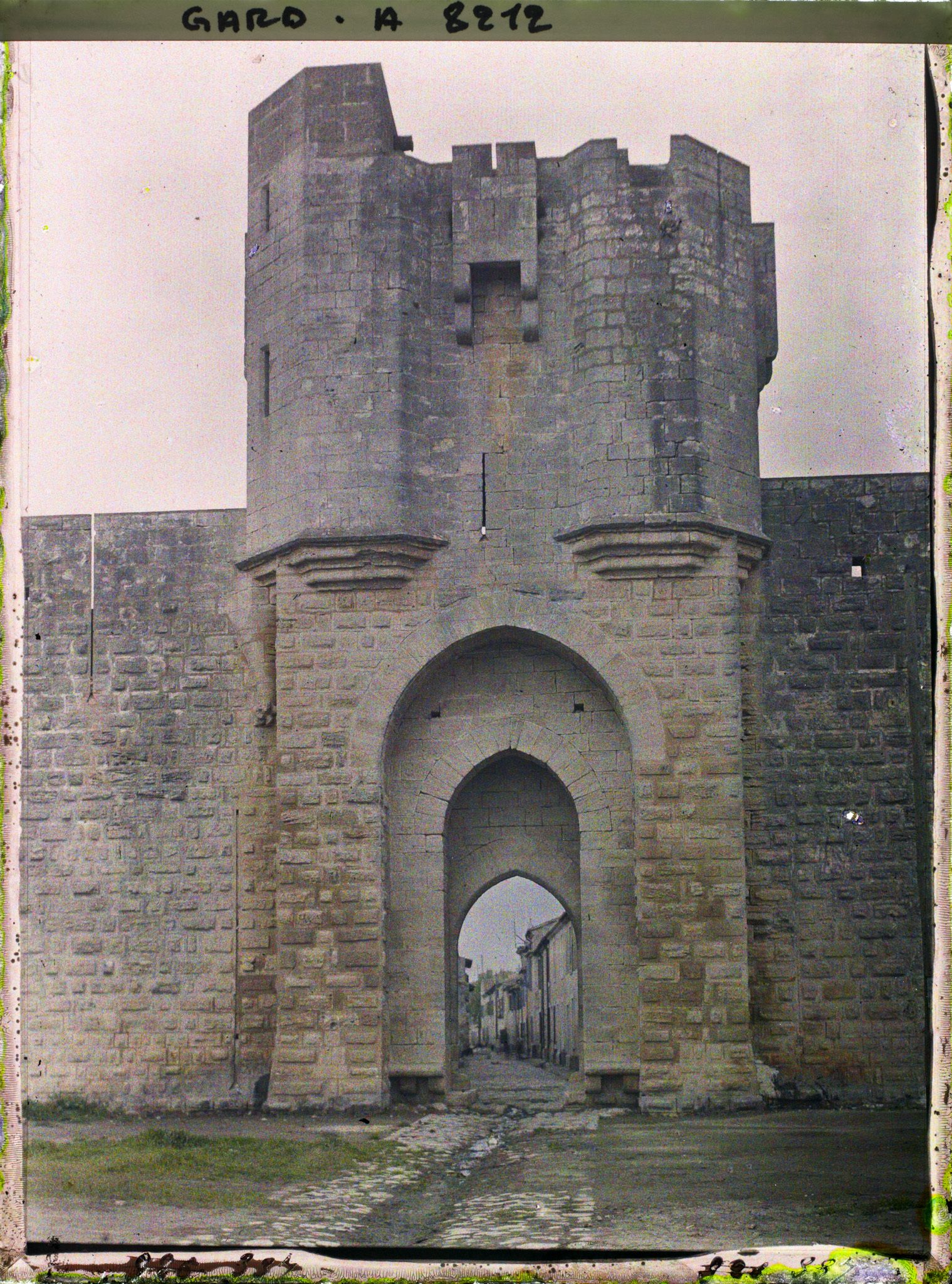 Image représentant La petite porte de la façade sud
