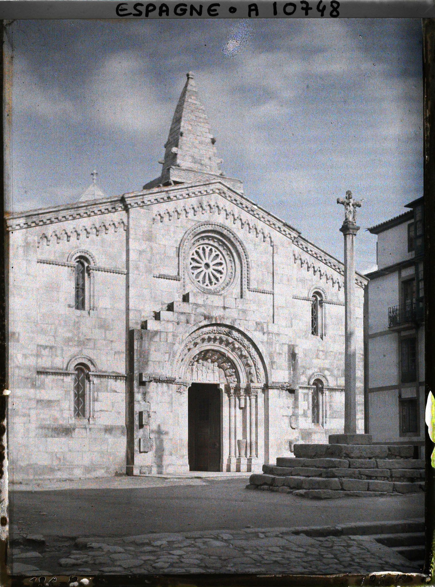 Image représentant Espagne, La Corogne, La façade de la vieille Eglise romane de Sta Maria avec une croix de pierre