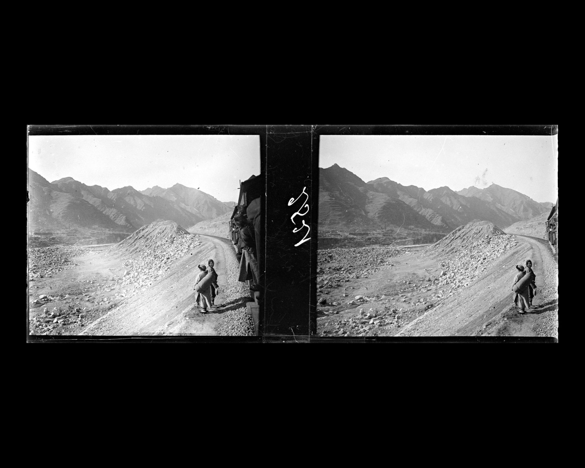 Image représentant Deux hommes le long de la voie ferrée