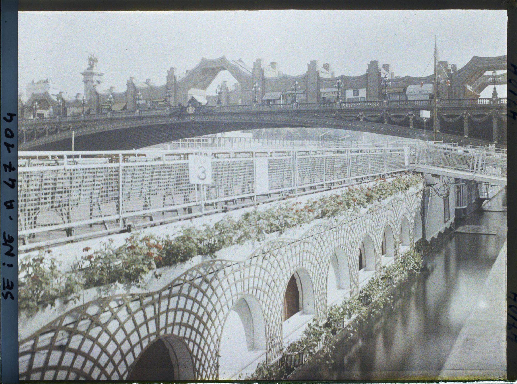 Image représentant L'Exposition des arts décoratifs, Péniche Amours et rue des Boutiques sur le pont Alexandre III