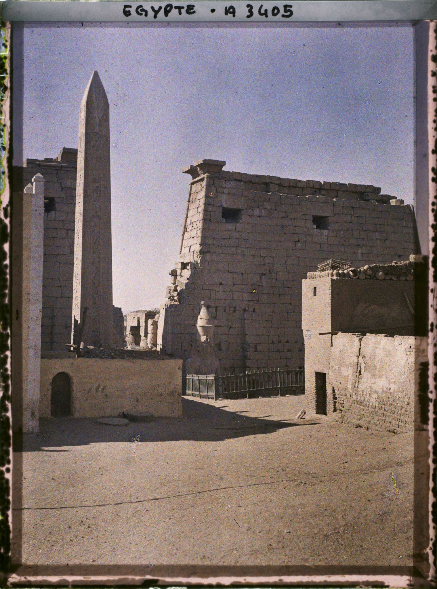 Image représentant Entrée sud-ouest du Temple d'Amon, vue de gauche