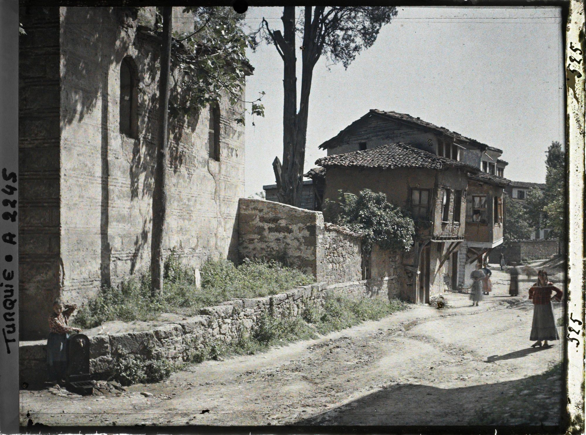 Image représentant Femmes et fillette dans une rue de terre battue