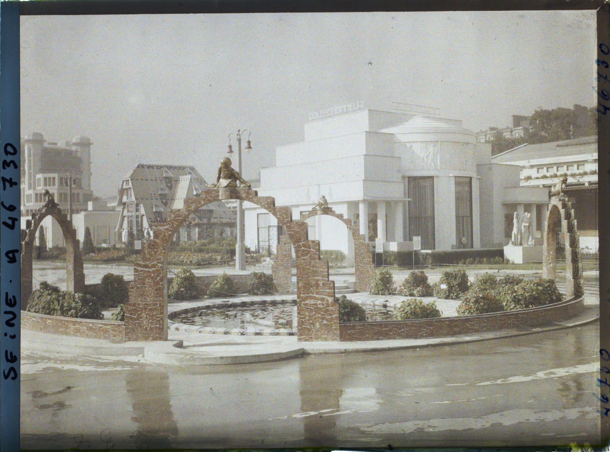 Image représentant L'Exposition des arts décoratifs, Jardin des Nymphéas de Laprade et Pavillon de Ruhlmann, dit du Collectionneur