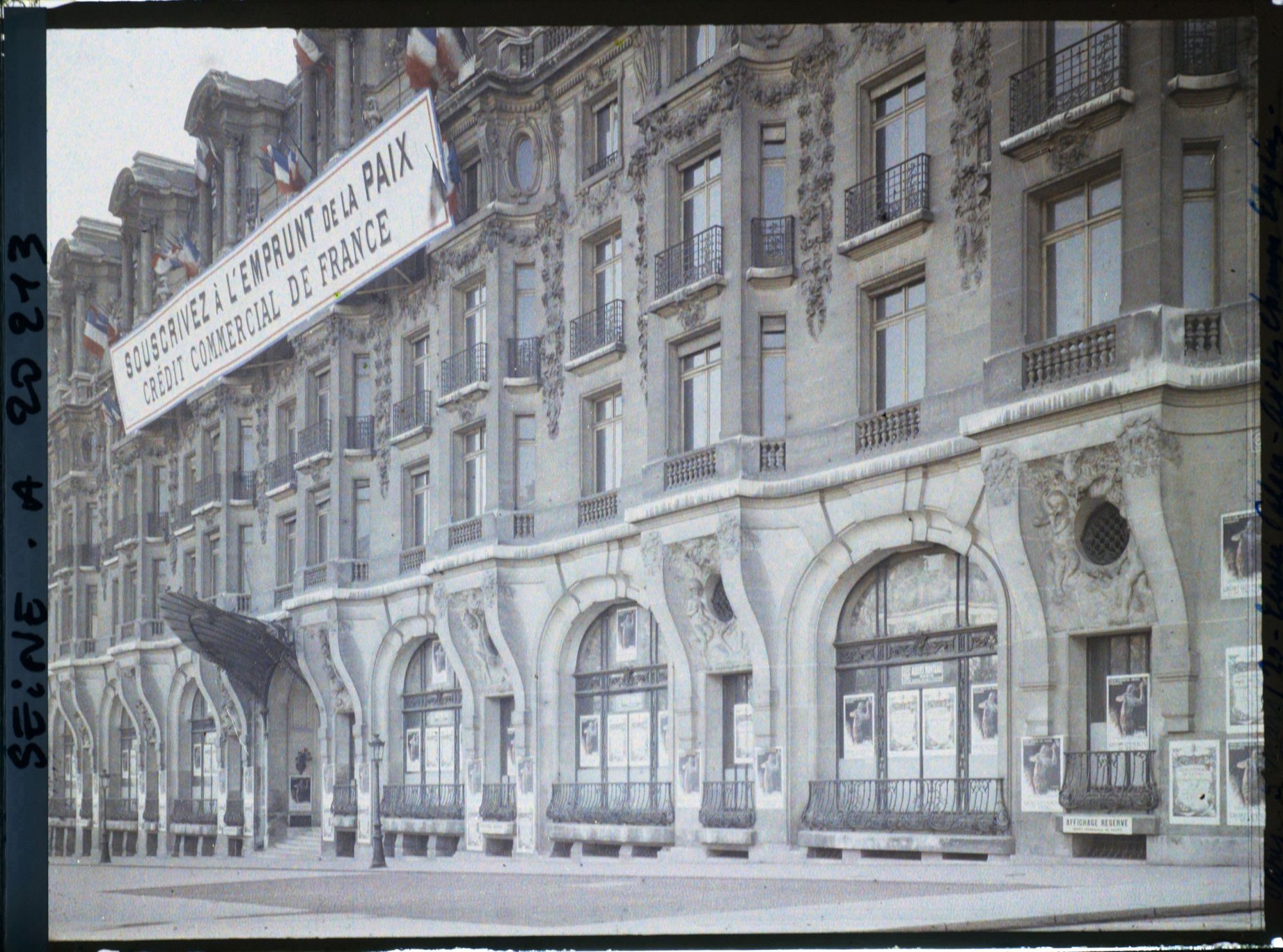 Image représentant Pancarte pour l'emprunt national de 1920 sur la facade de l'hôtel Elysée-Palace au 103 avenue des Champs-Elysées, siège social du Crédit commercial de France
