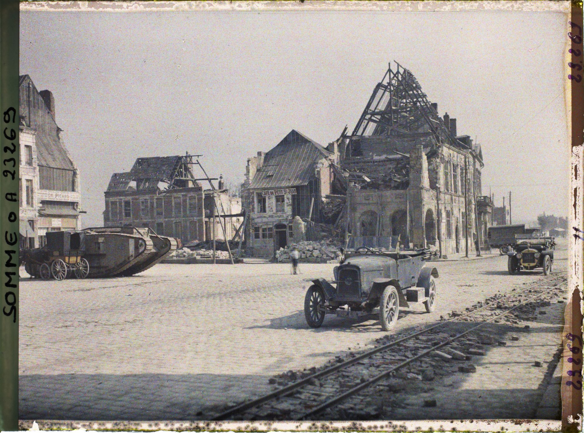 Image représentant France, Péronne, Un aspect de la place de l'Hotel de Ville
