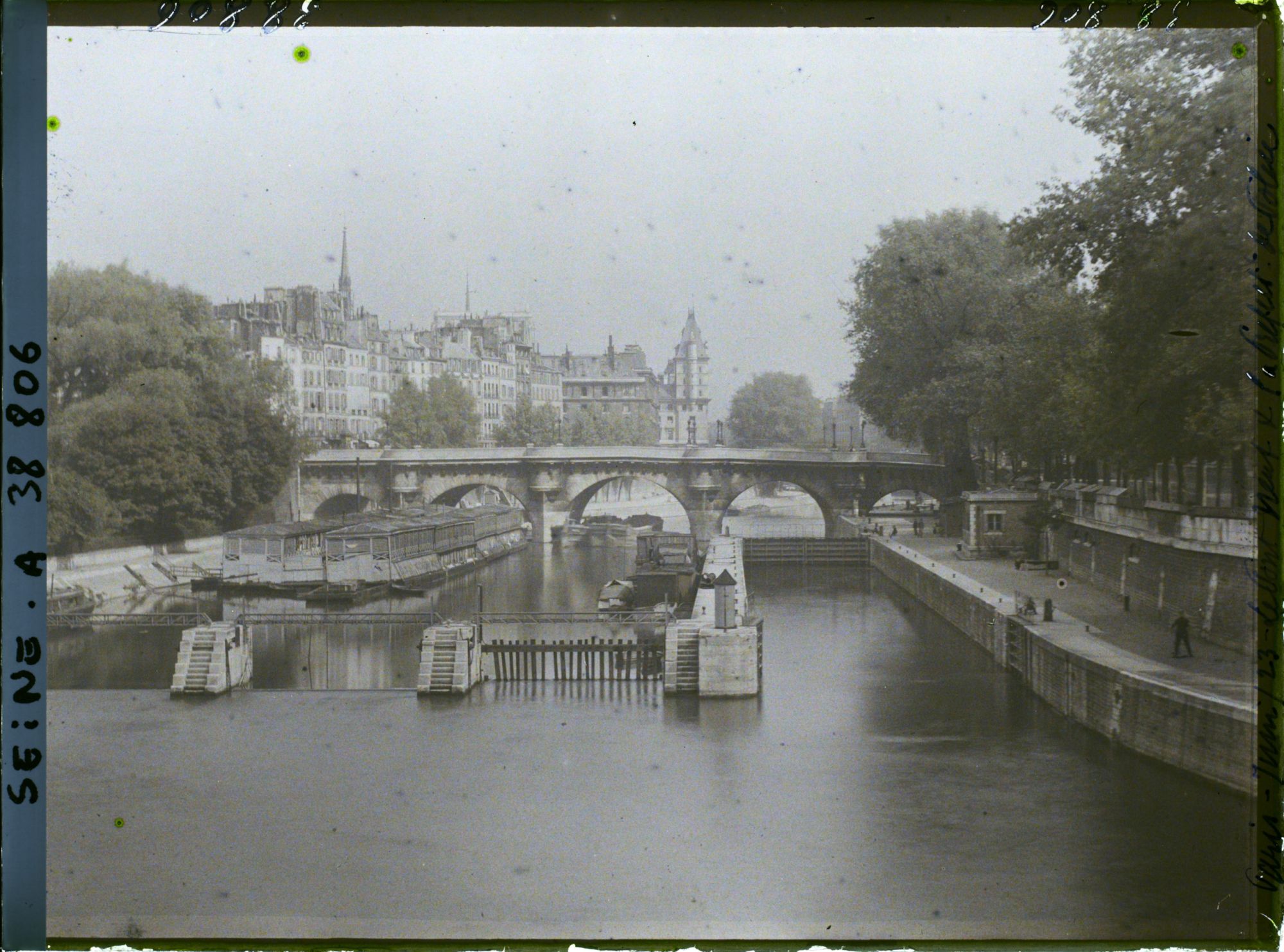 Image représentant La préfecture de police et le Pont-Neuf depuis le pont des Arts