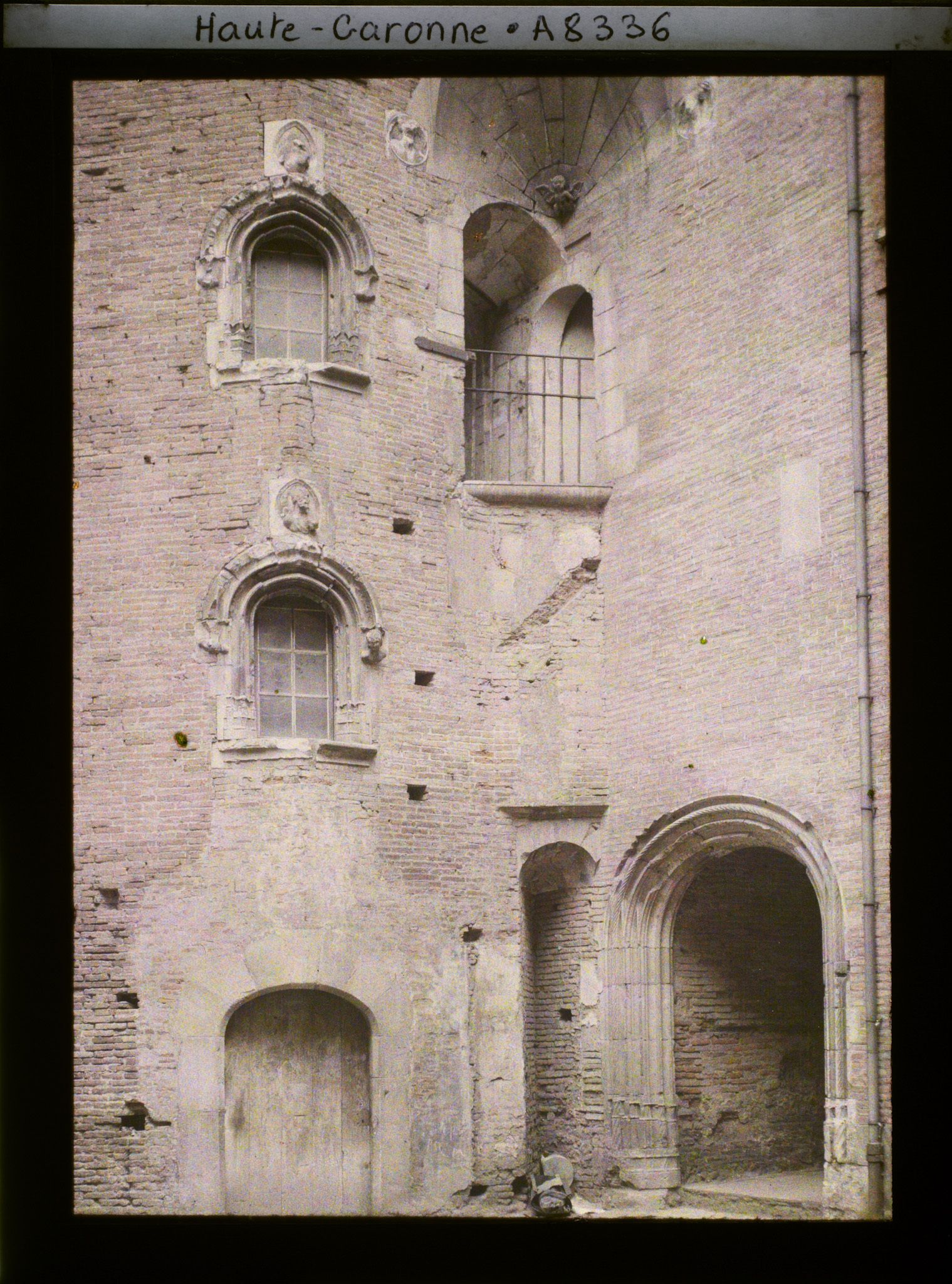 Image représentant La partie inférieure de la tour intérieure de l'hotel de Bernuy