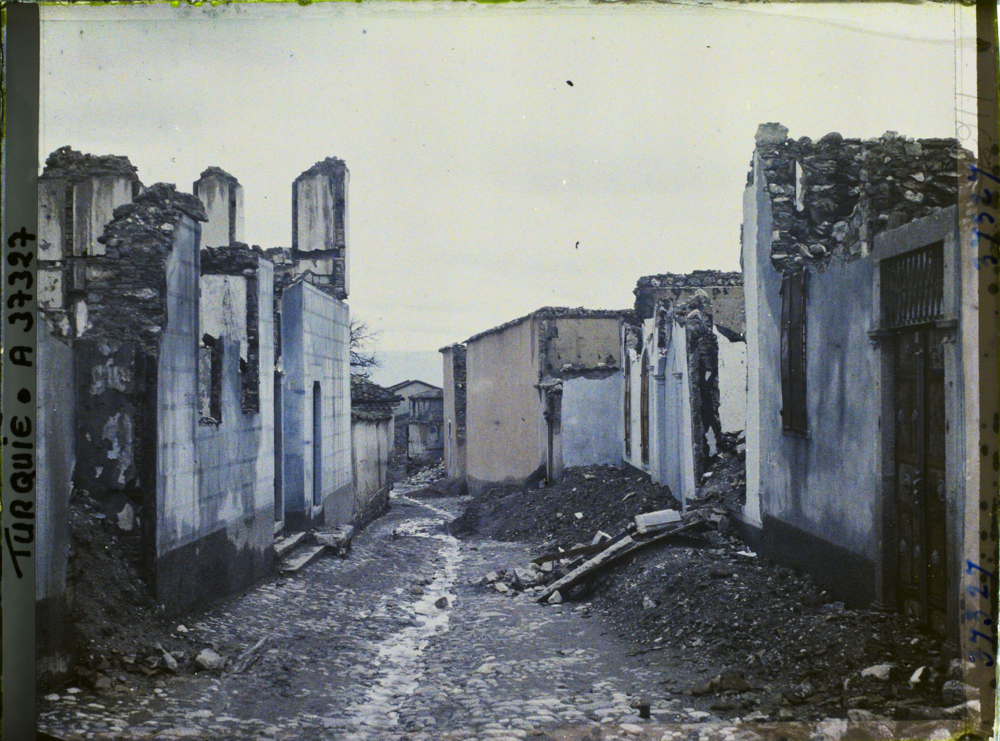 Image représentant Une rue de ville haute