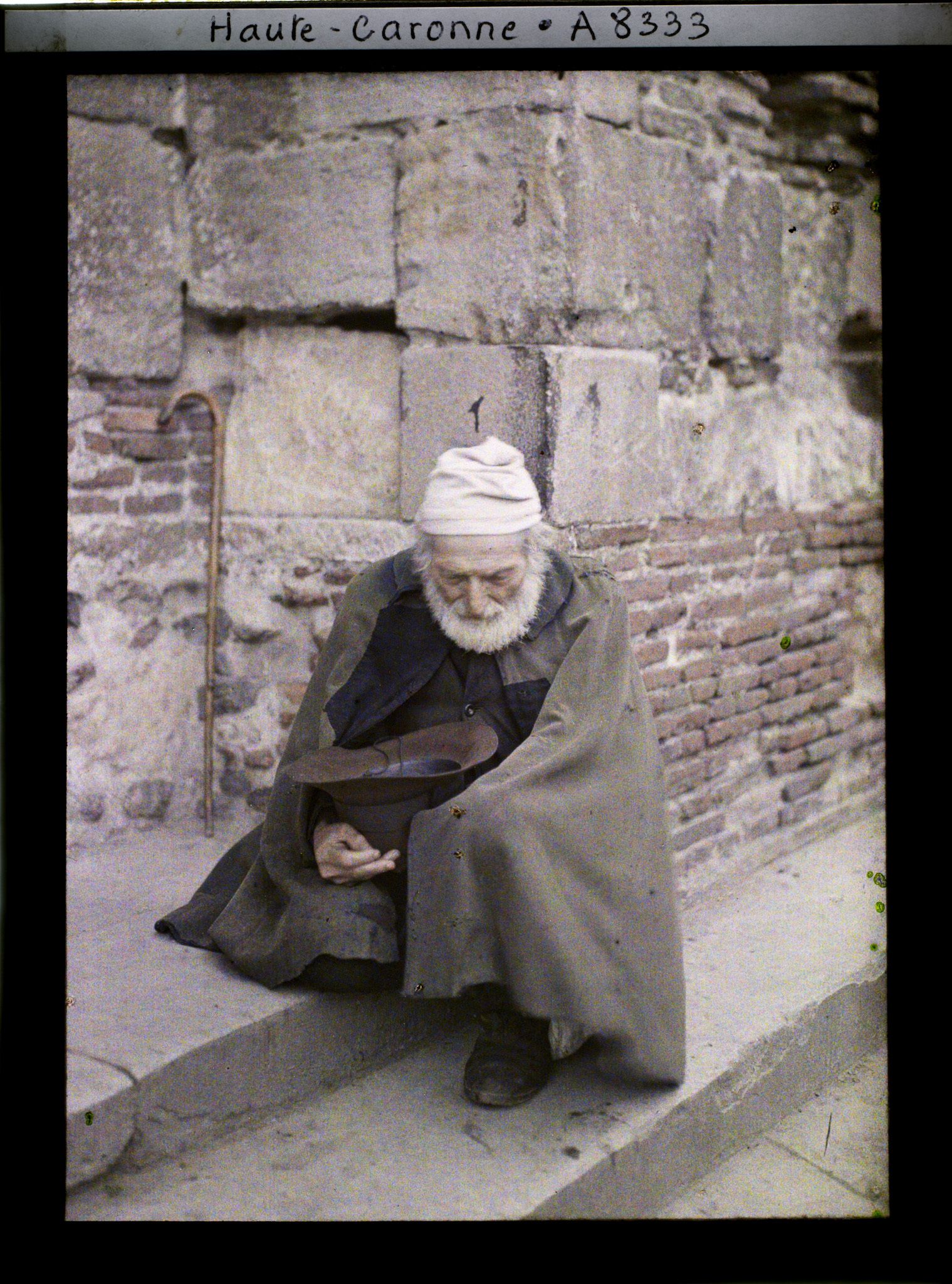 Image représentant Un vieillard faisant la quête sur les marches de la basilique Saint-Sernin