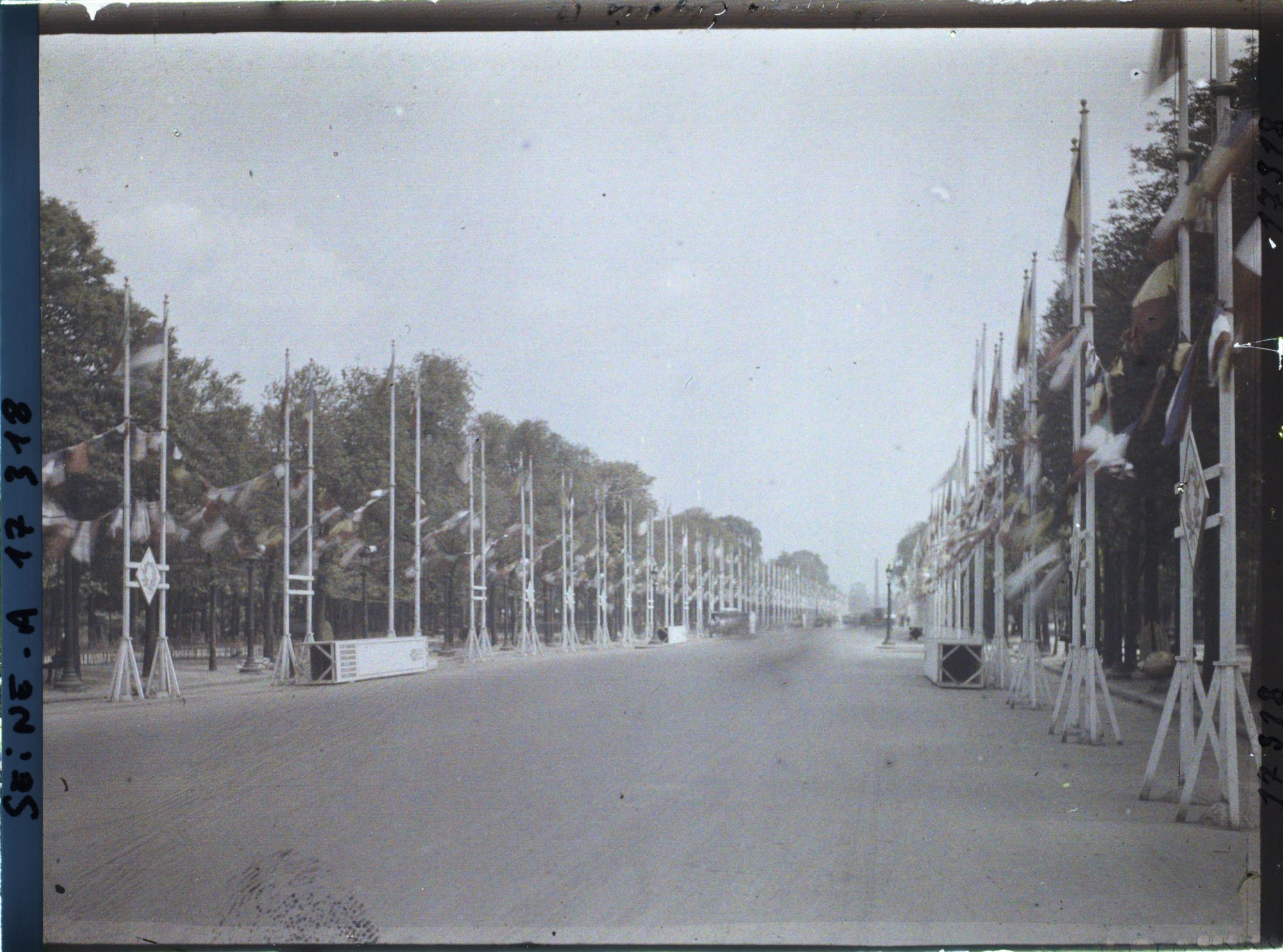 Image représentant L'avenue des Champs-Elysées décorée pour les fêtes de la Victoire des 13 et 14 juillet