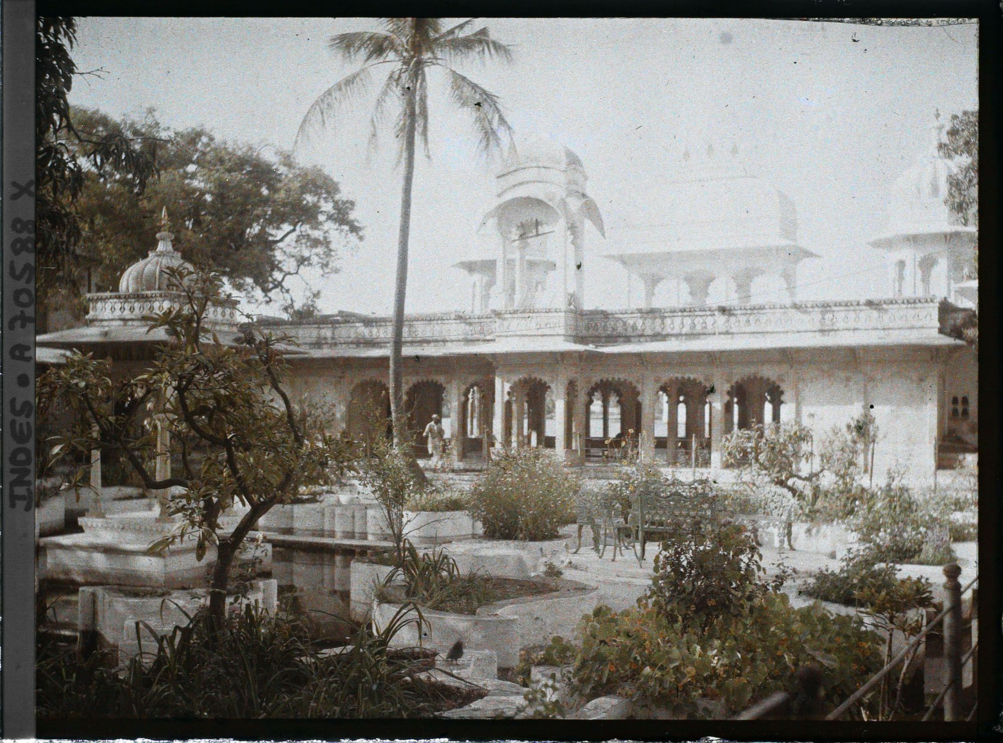 Image représentant Bassin-jardin du palais flottant de Jag Niwas ou de Jag Mandir sur le lac Pichola