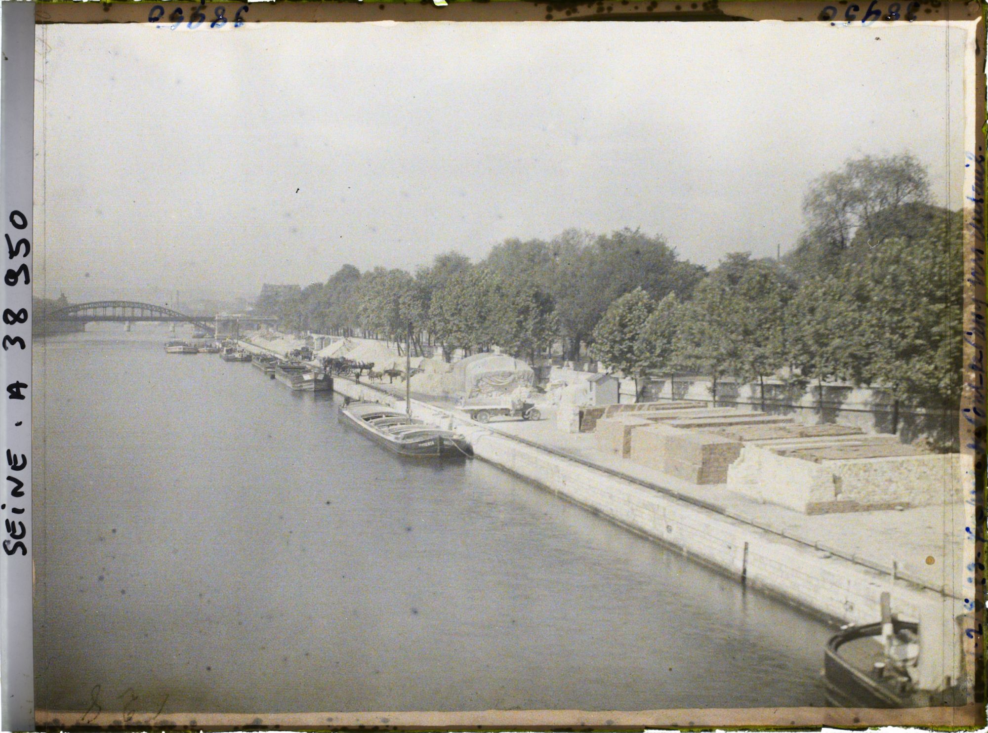 Image représentant Vue sur le quai de Passy (actuelle avenue du président Kennedy) et sur le pont Rouelle (ou passerelle de Passy) depuis le viaduc de Passy