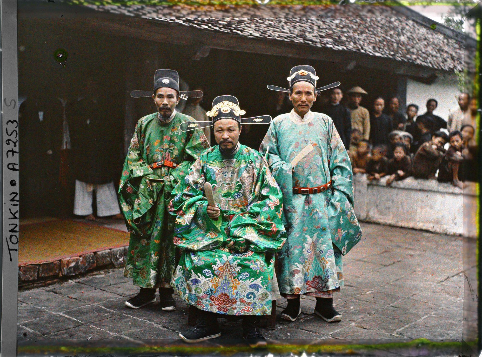 Image représentant Un mandarin militaire, un chef de province et un préfet en costume d'audience solennelle au Van-mieu, temple confucéen de la " Culture littéraire "