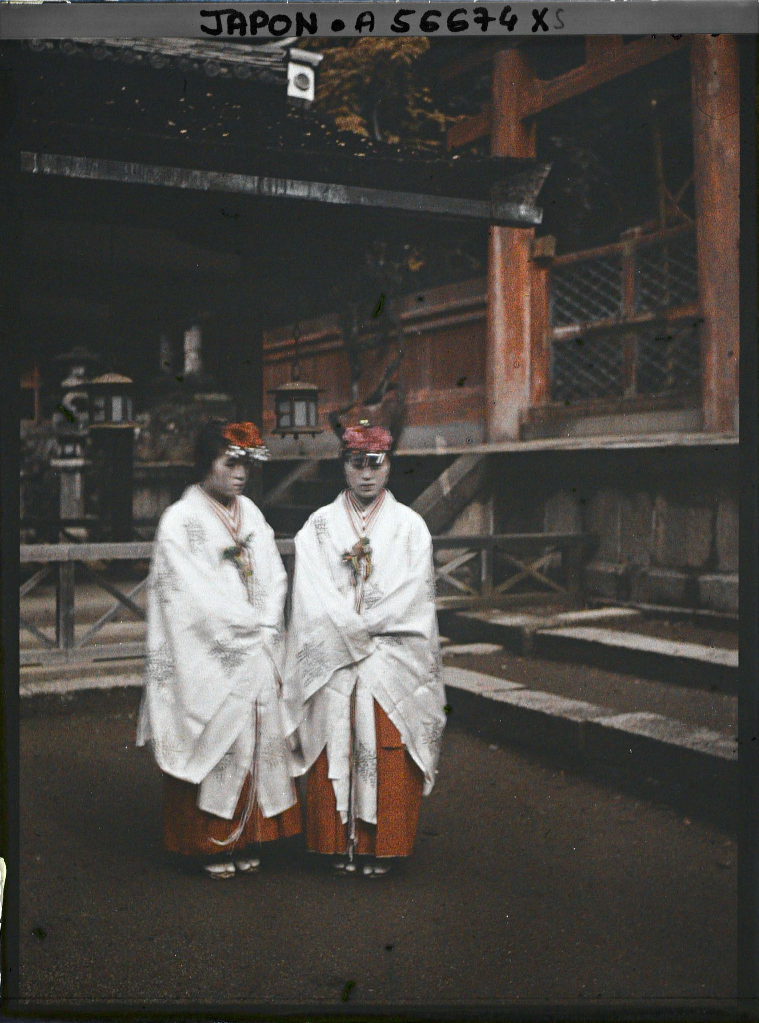 Image représentant Sanctuaire Kasuga-Wakamiya (Fukunokami), deux Kannagi ou Miko, danseuses sacrées