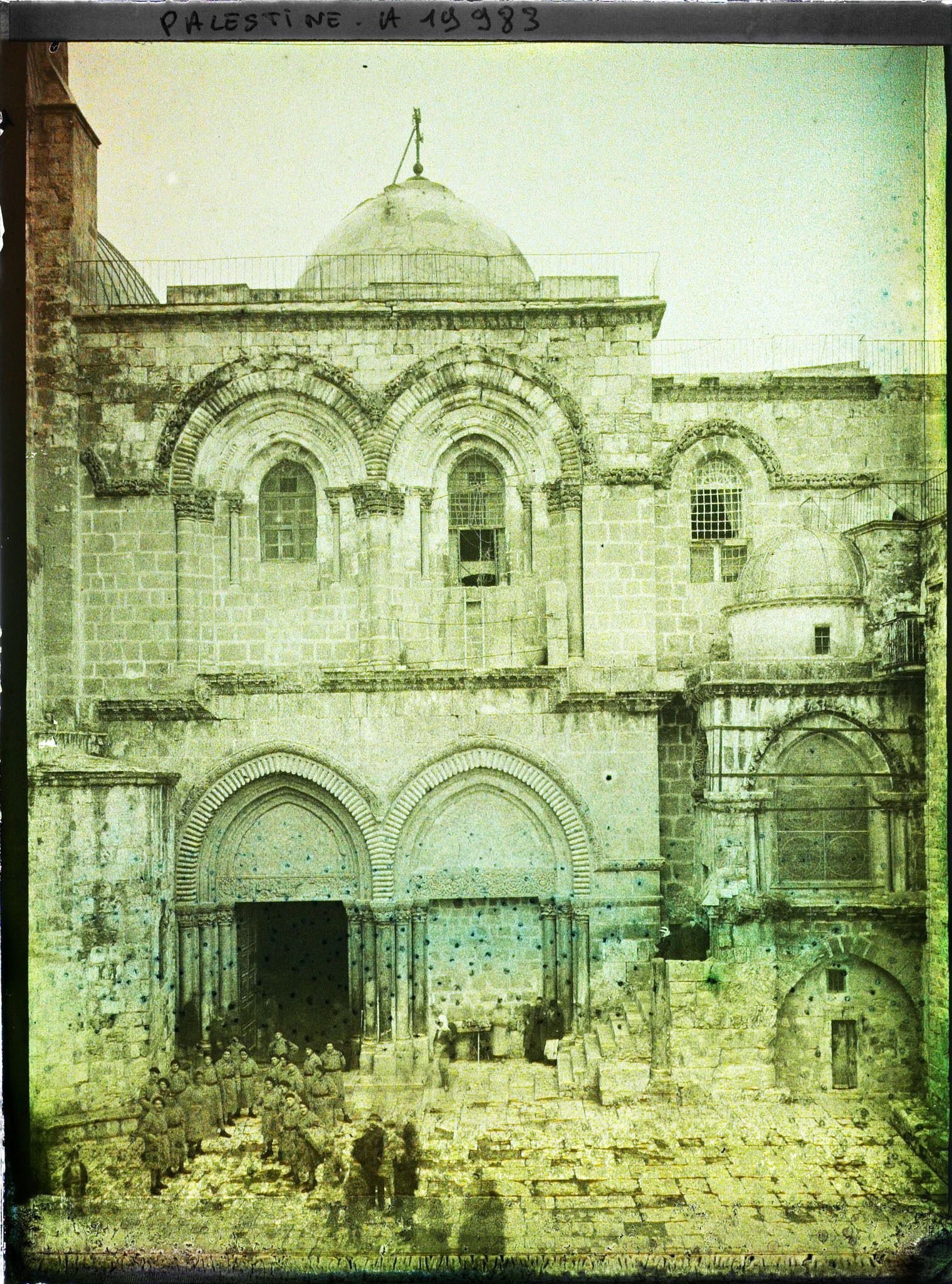 Image représentant Soldats français de l'escorte du Cardinal Dubois sur le parvis du Saint Sépulcre
