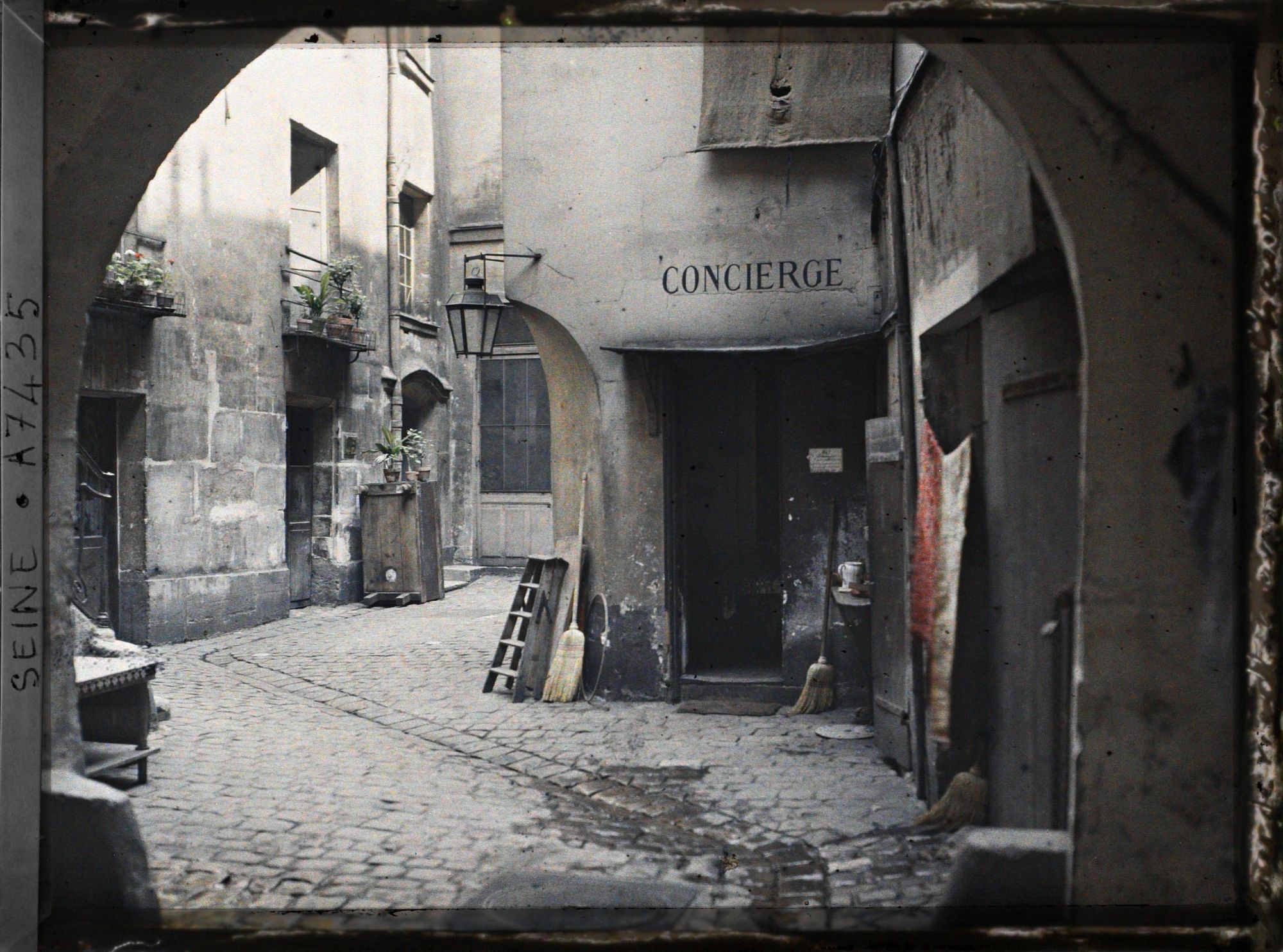 Image représentant La cour d'une maison de la rue Chanoinesse
