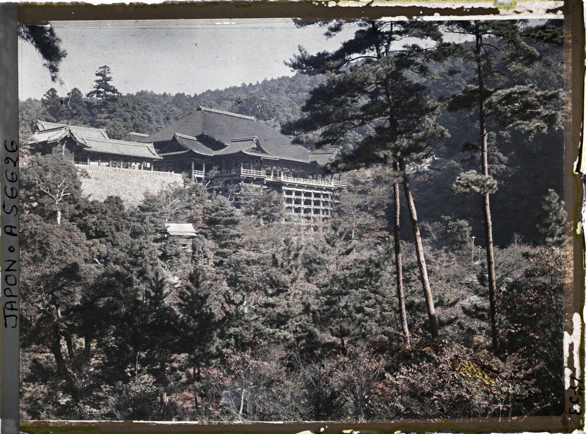 Image représentant Le temple Kiyomizu-dera (ou Seisuiji), vue d'ensemble du Hondo (temple principal)