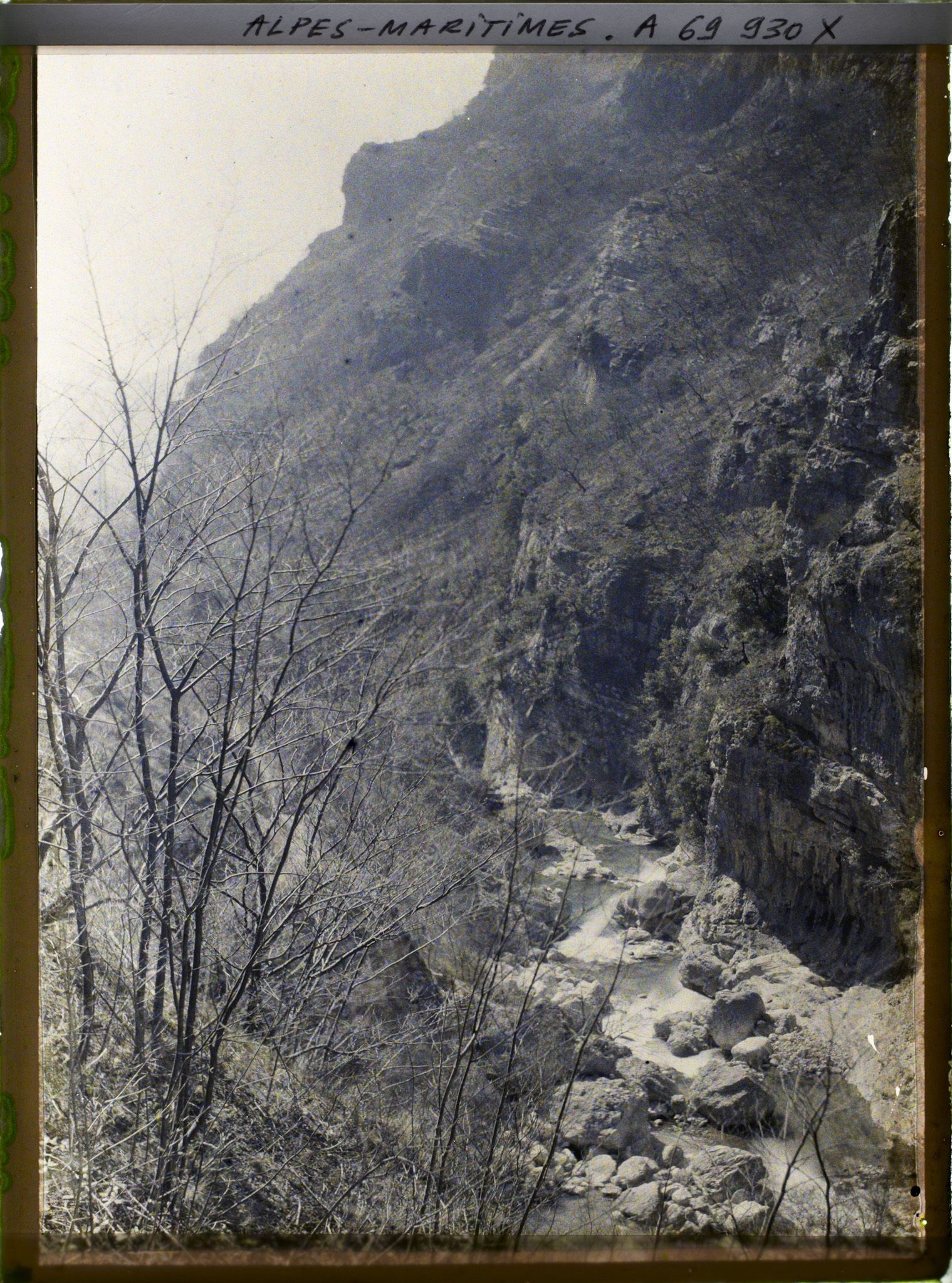 Image représentant Le Loup, cours d'eau au pied d'une pente abrupte, rocheuse et végétalisée