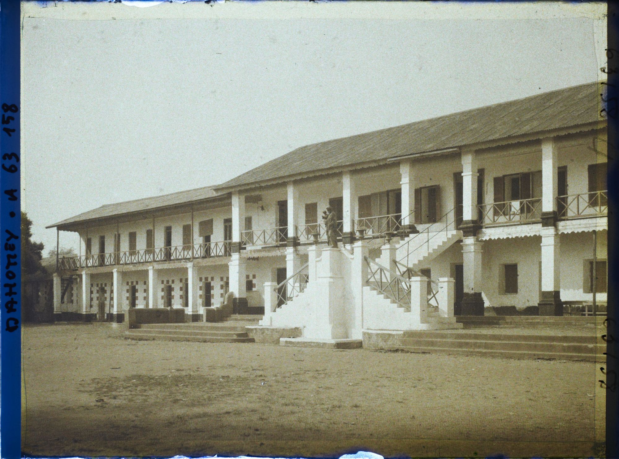 Image représentant L'école de la mission catholique et habitations des pères