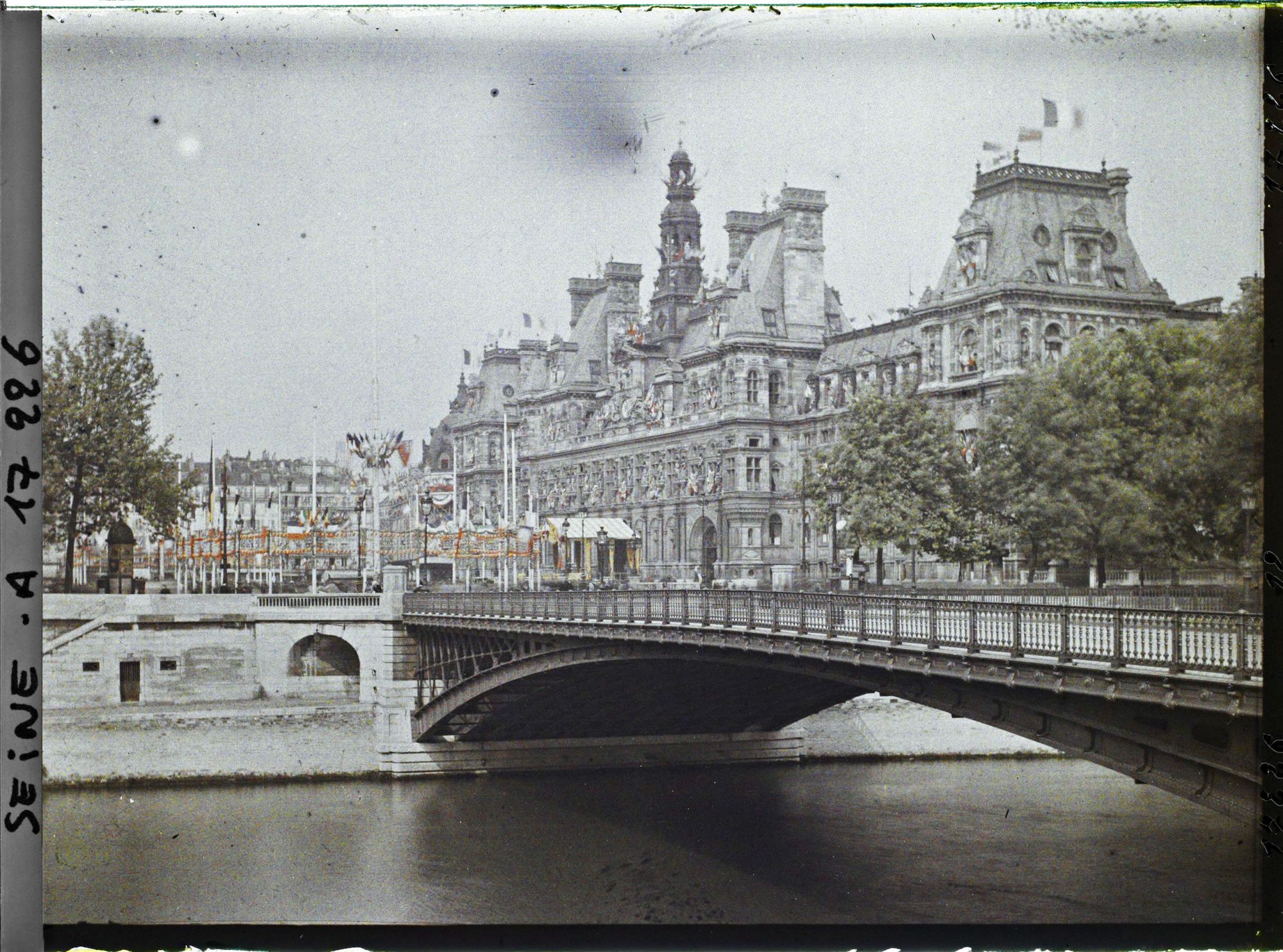 Image représentant L'Hôtel de Ville et le pont d'Arcole décorés pour les fêtes de la Victoire des 13 et 14 juillet 1919