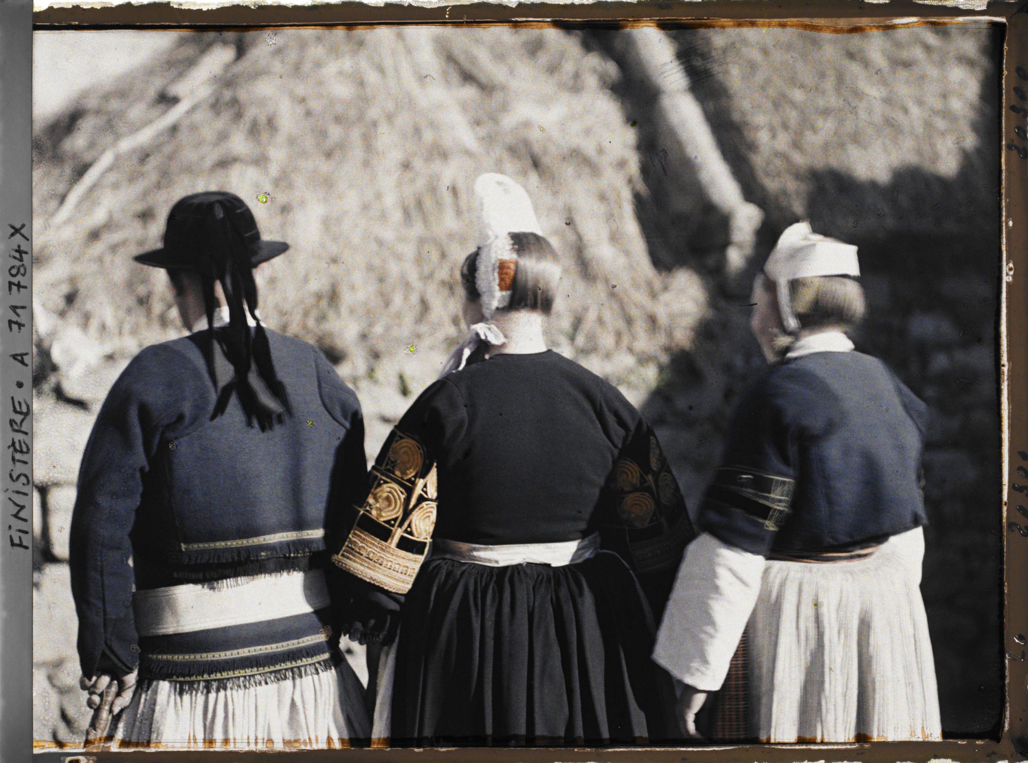 Image représentant Habitants de Penmarch en costume traditionnel bigouden