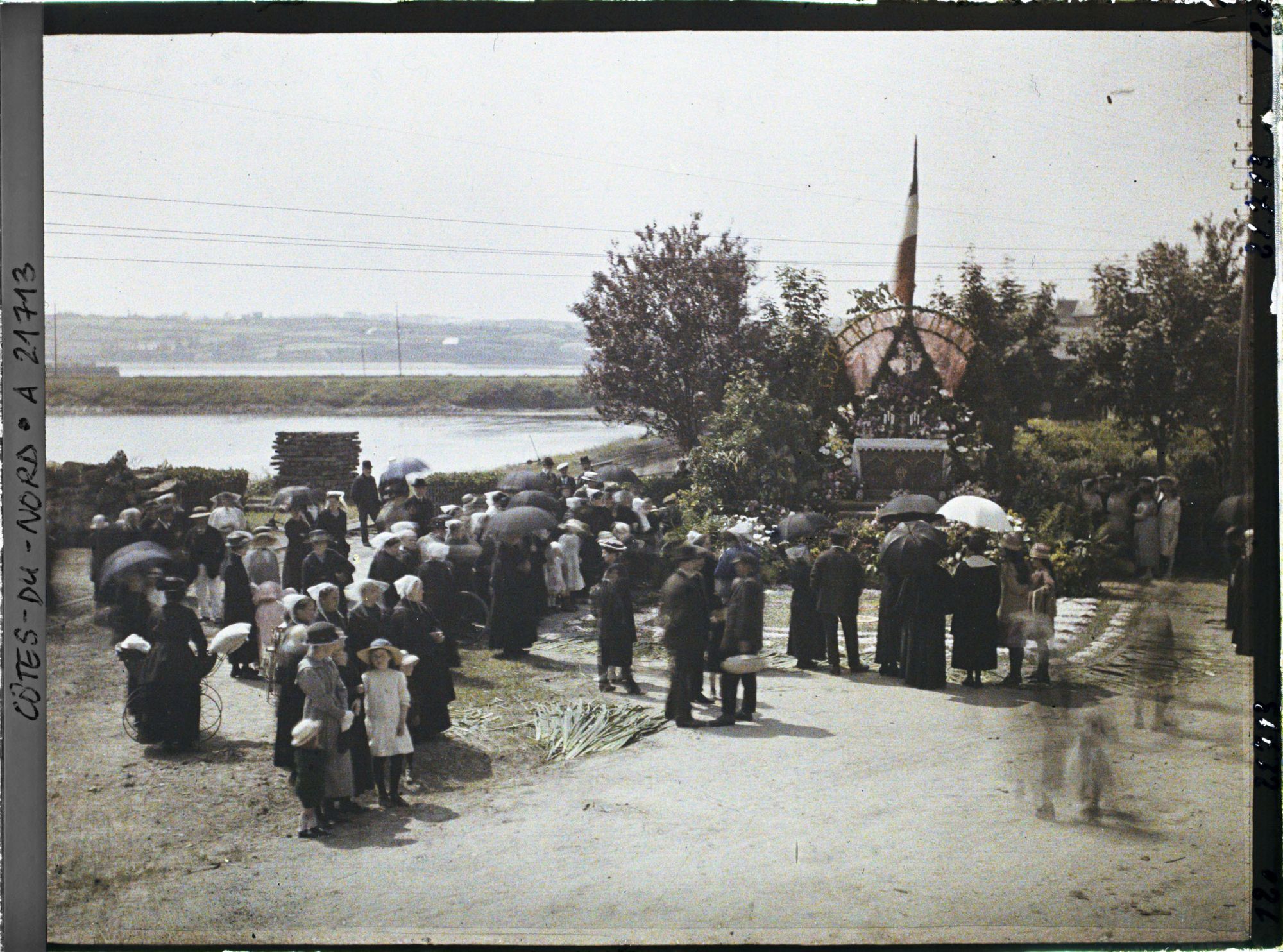 Image représentant La foule attendant la procession de la Fête-Dieu devant le reposoir de la rade de Perros-Guirec