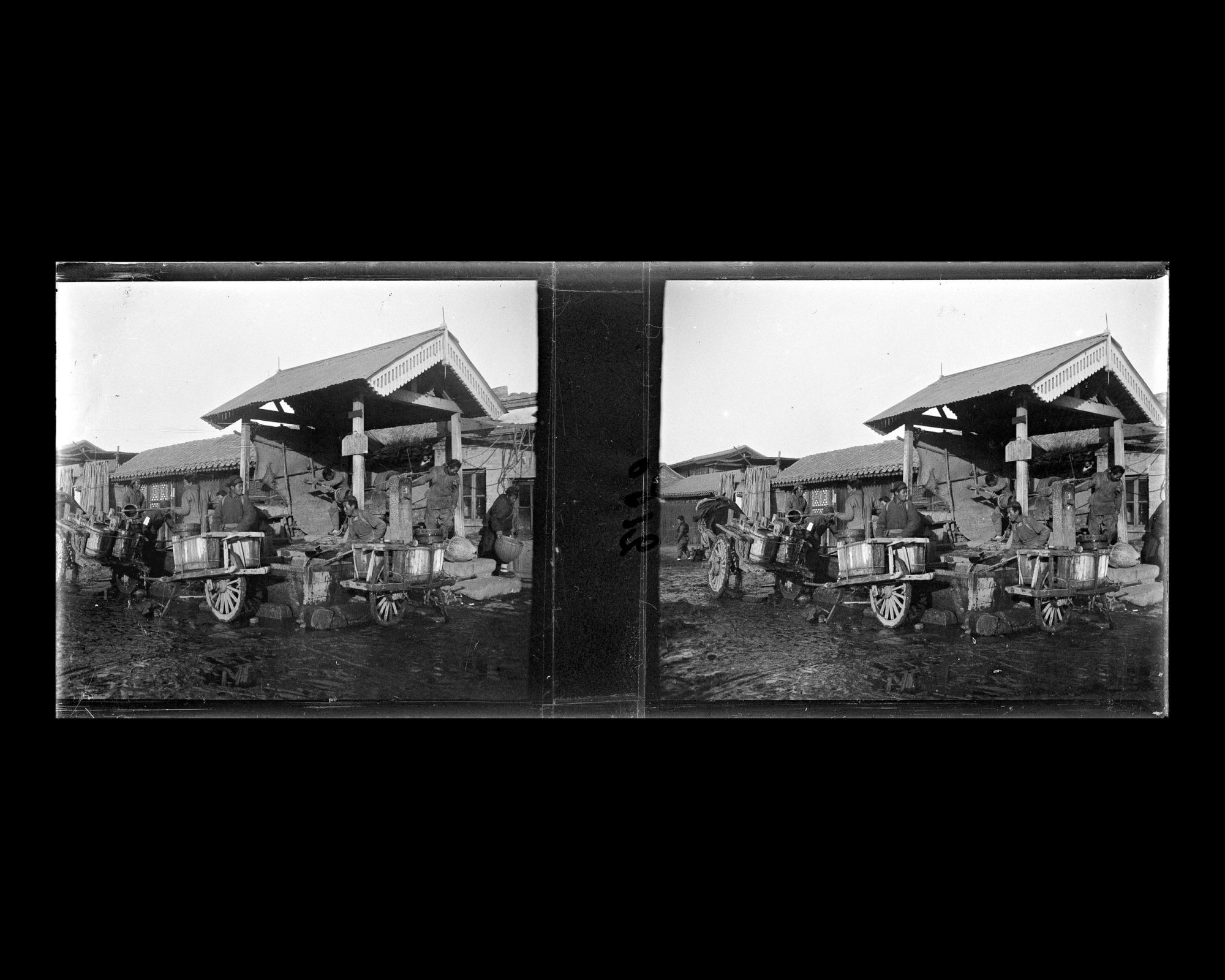 Image représentant Probablement Yongdingmen dajie ("avenue de la Porte de l'Éternelle Stabilité"). Des porteurs d'eau s'approvisionnent au puits d'État de Tianqiao ("pont du Ciel")