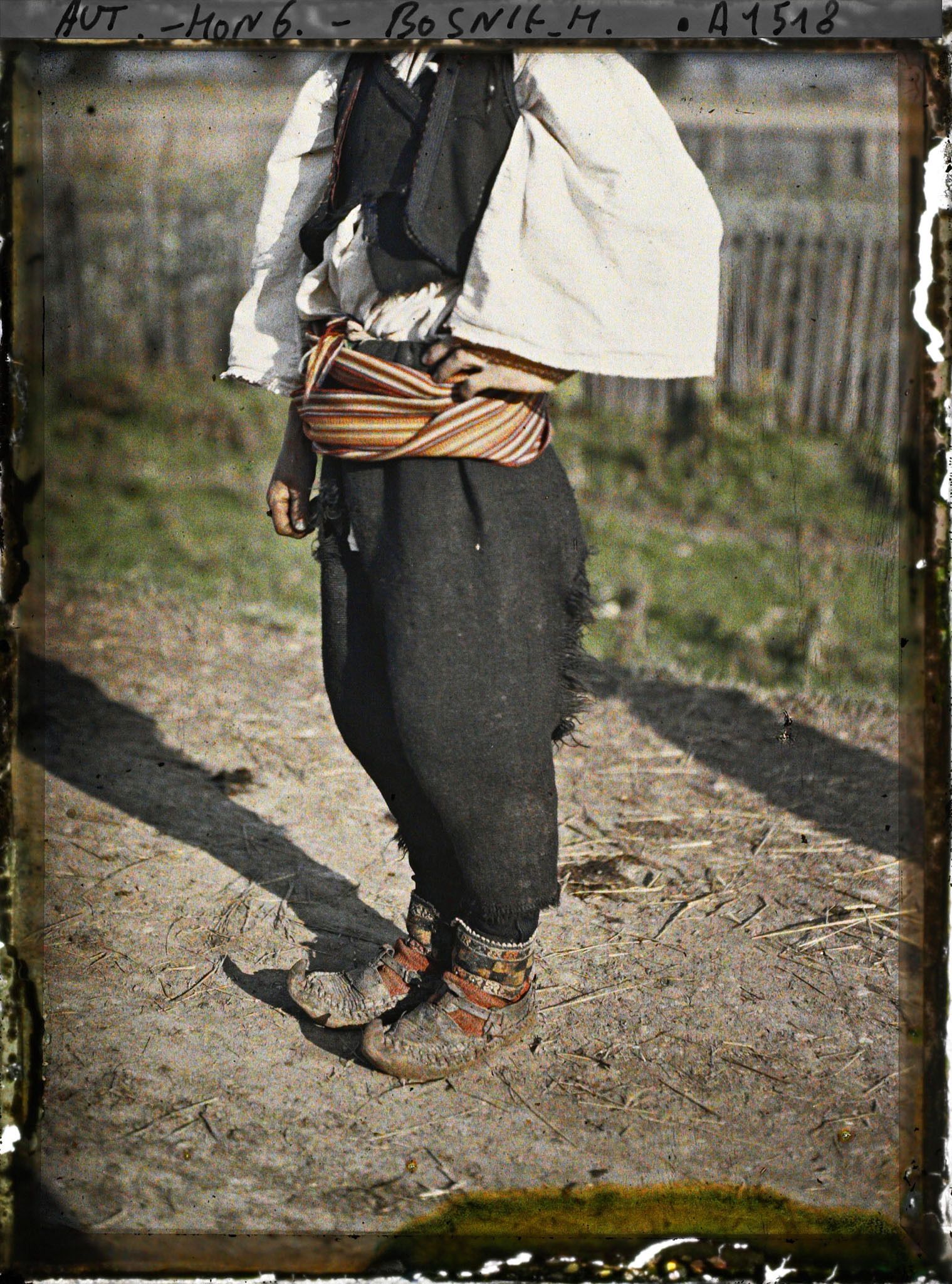 Image représentant Ses chausses et chaussures [d'un paysan serbe]