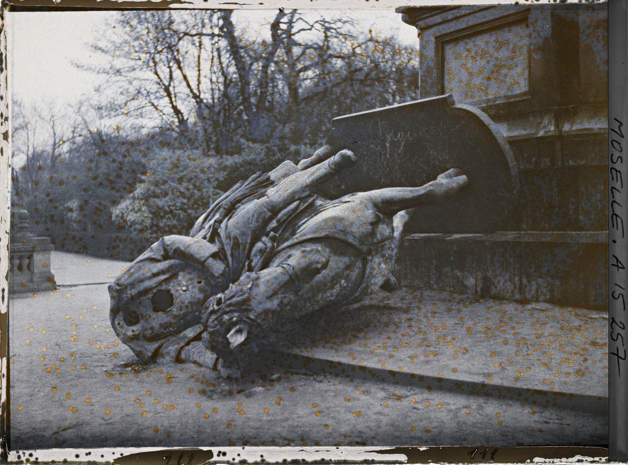 Image représentant La statue de Frédéric III de Prusse (place Raymond Mondon) déboulonnée