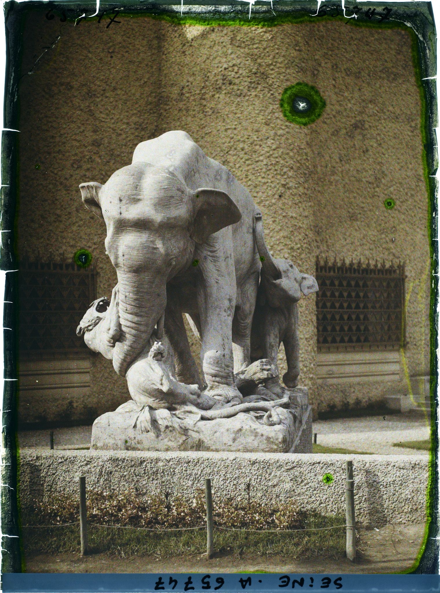 Image représentant L'Exposition Coloniale Internationale de 1931, Eléphants attaqués par un tigre de Georges Gardet devant le palais des Beaux-Arts