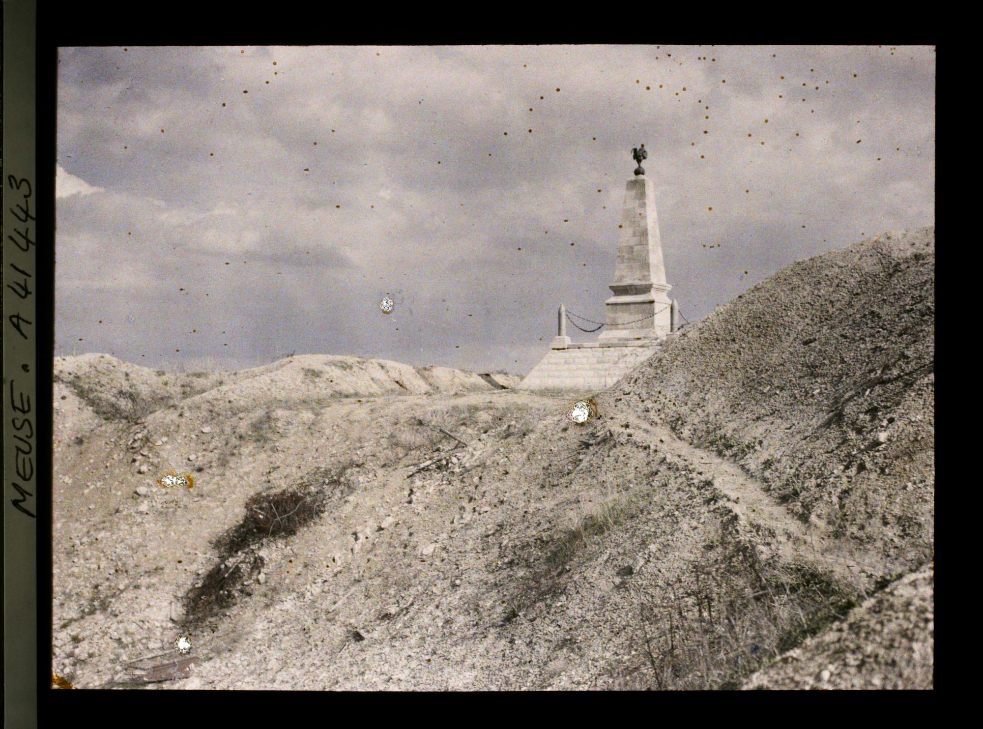 Image représentant France, Les Eparges, Le Sommet des Eparges et le monument