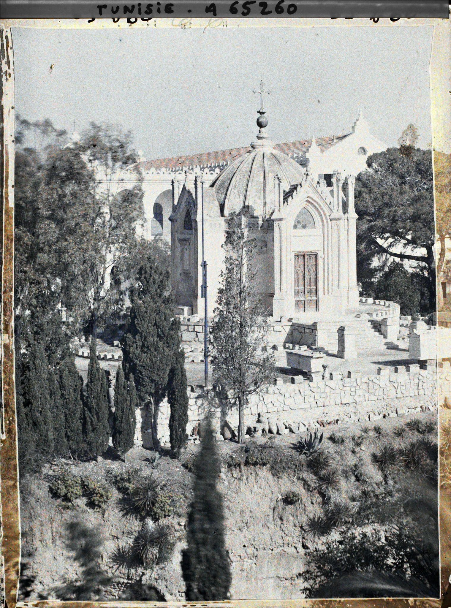 Image représentant La chapelle Saint-Louis sur la colline Saint-Louis et le séminaire des Pères blancs